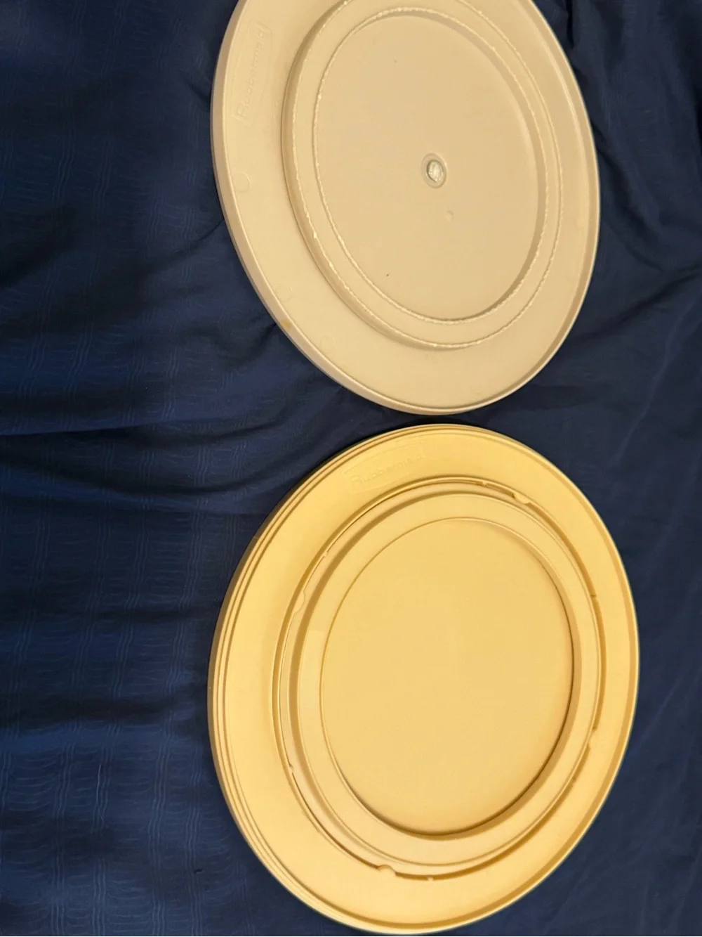 2 Vintage Rubbermaid 10.5